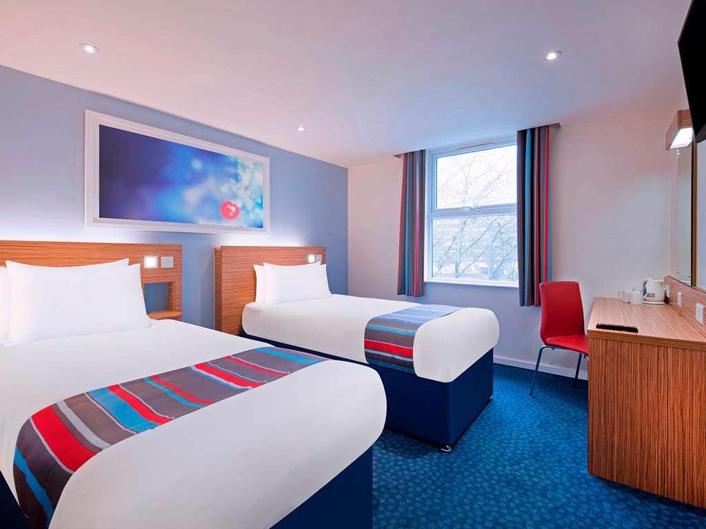 Travelodge Cameron Toll Hotel EDI Pokoj fotografie